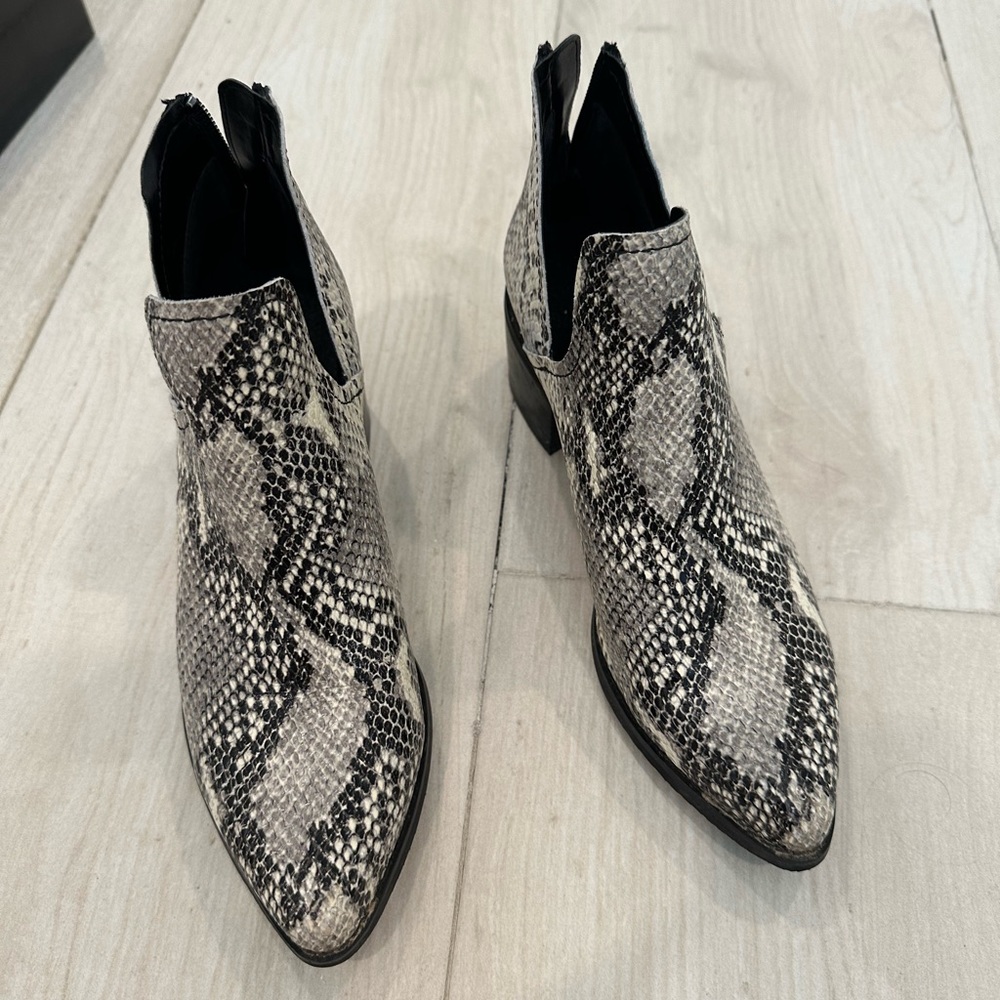 Waterproof BLONDO bootie.